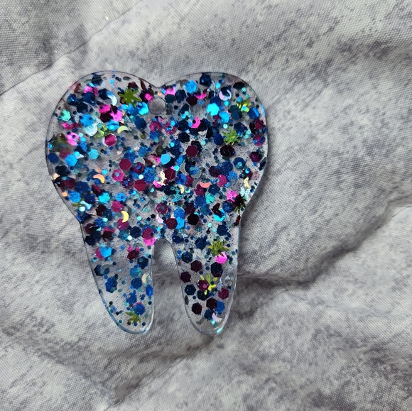 Hamdmade Glow in the dark tooth keychain - Picture 11 of 14